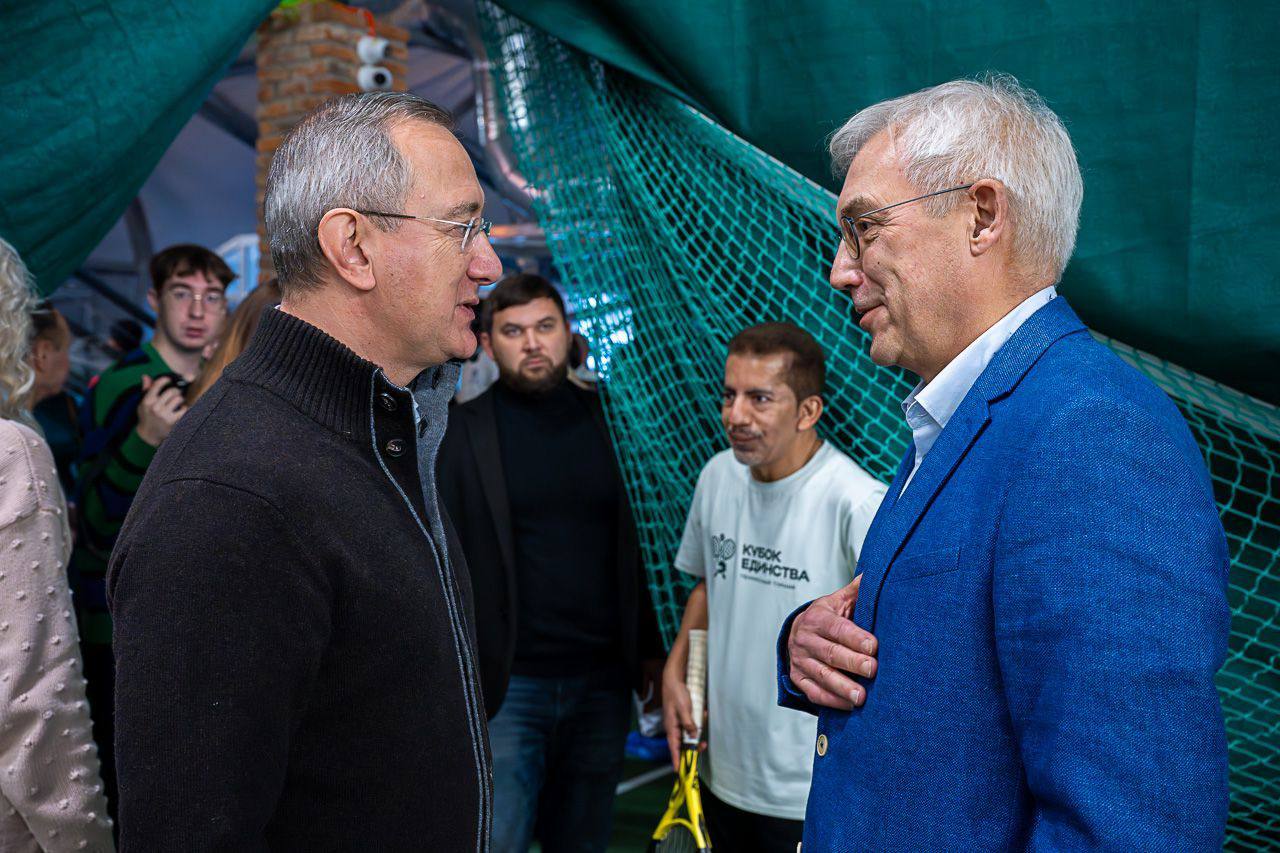 Послы и российские спортсмены встретились на теннисном турнире в Калуге В Калуге в спортпарке Калужники сегодня прошёл уникальный любительский теннисный турнир Кубок Единства В нём приняли участие Послы дружественных стран Пакистана Сьерра Леоне Монголии КНДР временно поверенный в делах Омана а также представители посольств Китая и Таджикистана Гостей приветствовали заместитель Министра иностранных дел РФ Александр Грушко и президент Федерации тенниса России Шамиль Тарпищев В составе российской сборной выступили депутаты Госдумы сенаторы российские дипломаты летчики космонавты полярники ветераны спорта и юные спортсмены В турнире участвовали и жители Калужской области которые помогают укреплять международное партнёрство Спорт объединяет народы и укрепляет дружбу Благодарю наших гостей за приезд Такие события поддерживают атмосферу доверия между странами Рассчитываем что турнир станет традиционным привлечет еще больше сторонников активного образа жизни из разных стран отметил губернатор Владислав Шапша