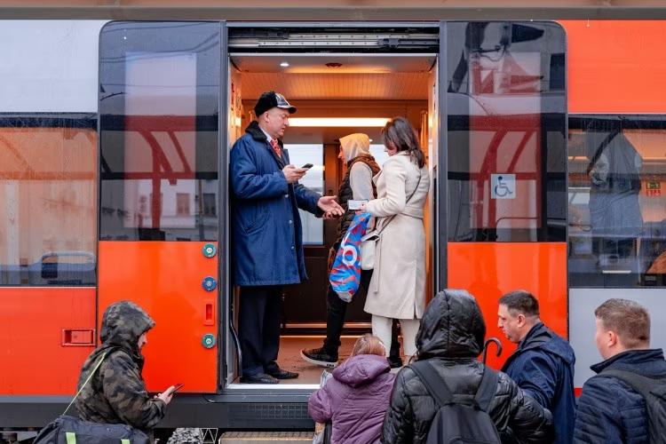 Часть электричек отменят в Сочи с 12 по 17 мая Корректировки затронут маршруты Туапсе – Имеретинский Курорт, Туапсе – Аэропорт, Сочи – Роза Хутор и Аэропорт – Лазаревская. По технологическим причинам ОАО «РЖД» в период с 12 по 17 мая 2025 года приостанавливается курсирование отдельных пригородных поездов, – пресс-служба АО «Кубань Экспресс-Пригород». Пассажирам рекомендуют уточнять актуальное расписание на сайте перевозчика «или в официальных источниках РЖД. Также информацию можно получить в билетных кассах и на информационных стендах на станциях. Отправить новость Подписаться