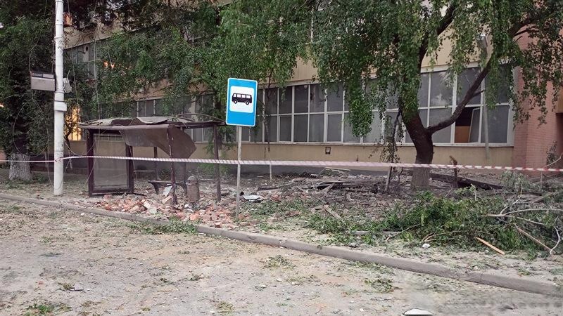 На Дону прокуратура проконтролирует соблюдение прав пострадавших от атаки БПЛА    В Ростовской области прокуратура проконтролирует соблюдение прав пострадавших от атаки БПЛА. Об этом сообщили в пресс-службе ведомства.    Ночью над Ростовской областью сбили 11 БПЛА. Атаке БПЛА подверглись Шахты, Мясниковский, Родионово-Несветайский, Аксайский районы и Новочеркасск. В последнем были ранены три человека.    «В Новочеркасске в результате атаки БПЛА есть пострадавшие. Прокуратура контролирует соблюдение прав граждан и оказание им помощи. Личный контроль за ситуацией на месте осуществляет прокурор г. Новочеркасска Александр Доценко», – пишет источник.    Ранее сообщалось, что из-за падения обломков БПЛА в разных частях города произошло возгорание. Огонь был оперативно потушен.   Подписаться на "Новости Ростова"    Прислать новость
