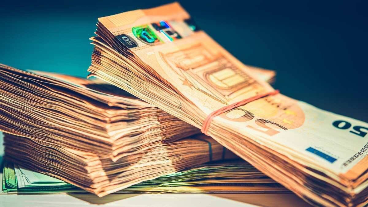 Валютные резервы Республики Молдова выросли в сентябре 2025 года На 30 сентября 2025 года официальные валютные активы Республики Молдова достигли 5 16 млрд евро согласно данным Национального банка Молдовы Это на 32 19 млн евро больше чем на 29 августа 2025 года 5 13 млрд евро Основные факторы роста Поступления в пользу Министерства финансов 31 49 млн евро в том числе Бюджетная поддержка от Европейской комиссии 18 92 млн евро Кредиты и гранты на инвестиционные проекты 12 57 млн евро Чистые поступления от обязательных резервов банков 24 14 млн евро Доходы от управления резервами 12 78 млн евро Прочие чистые поступления 1 17 млн евро Факторы приведшие к снижению Платежи по внешнему госдолгу 19 42 млн евро Обесценивание валют по отношению к евро 9 29 млн евро Валютные интервенции продажа на рынке 4 00 млн евро Прочие выплаты и чистые оттоки 4 68 млн евро