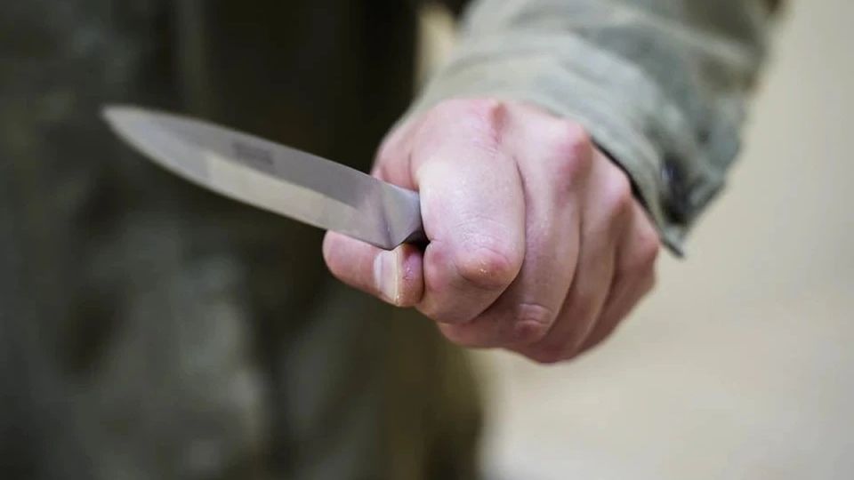 Крымчанин убил своего знакомого: его будут судить В Керчи местного жителя обвиняют в убийстве приятеля. Об этом сообщили в пресс-службе крымской прокуратуры. У жителя Керчи возник конфликт со знакомым. Фигурант схватил нож и как минимум трижды ударил оппонента ножом в грудь. Рядом находились женщины. Они оттащили обвиняемого в сторону. «Несмотря на оказанную медицинскую помощь, потерпевший от полученных травм скончался в больнице через несколько дней», – отметили в прокуратуре. В надзорном ведомстве добавили, что было возбуждено уголовное дело. Крымчанина задержали полицейские. Его заключили под стражу. Мужчина признал свою вину частично. «Уголовное дело направлено в Керченский городской суд для рассмотрения по существу», – говорится в сообщении.... Подробнее>>>