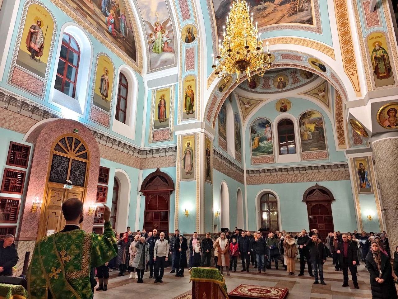 В Кафедральном соборе Читы впервые прошла божественная литургия в пределе с обновленной росписью. Прихожане в ночь с 31 декабря на 1 января пришли почтить память мученика Вонифатия.   Пока идет реставрация росписей в пределе святого благоверного князя Александра Невского, богослужения проходят в цокольном помещении здания, но сегодняшняя литургия была исключением.   Бригада российских художников расписывают читинский кафедральный собор с осени. В ноябре была практически закончена роспись предела святого благоверного князя Александра Невского. К празднику Рождества Христова мастера планируют полностью расписать храмовую часть, а после зимних праздников иконописцы приступят к росписи трапезной части храма.  Фото из группы «Читинская епархия» во «ВКонтакте» и от очевидца  Подписаться