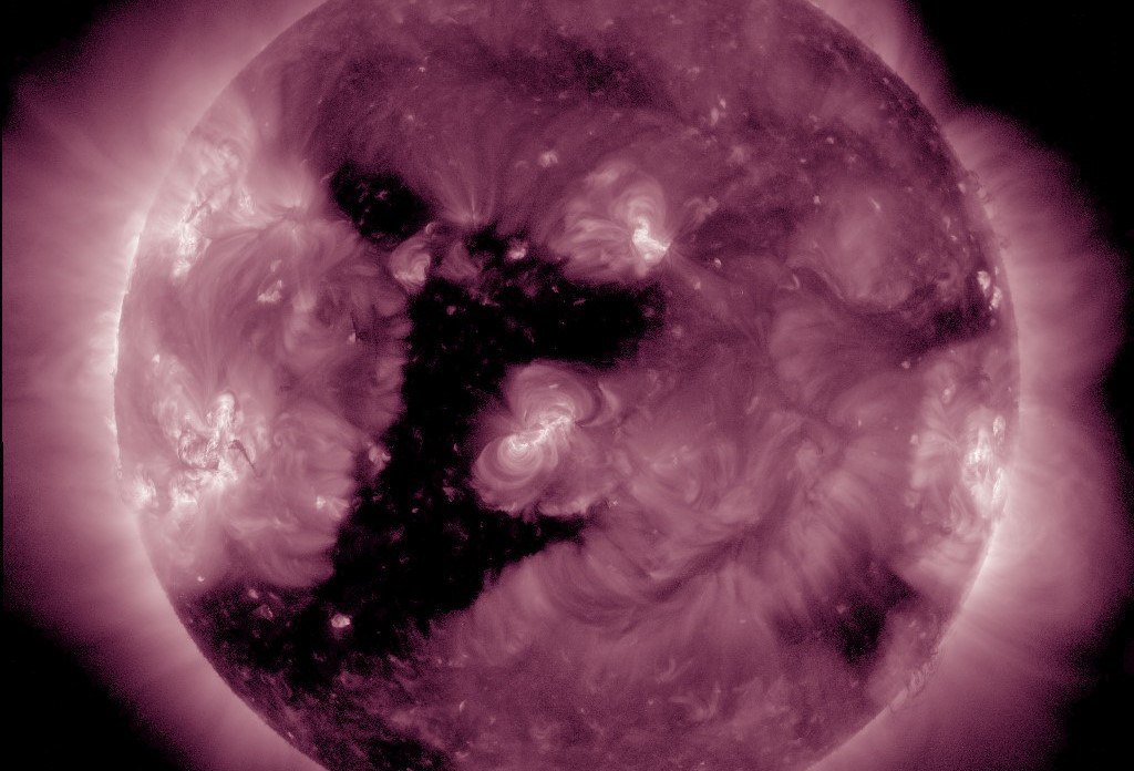 Крупная корональная дыра образовалась на Солнце сообщили в лаборатории солнечной астрономии Института космических исследований РАН и Института солнечно земной физики Высота дыры составляет около миллиона километров Оккупация Солнца корональными дырами началась ещё в первые месяцы прошлого года сразу после прохождения пика солнечного цикла активности который пришёлся на октябрь декабрь 2024 года Это привело к резкому на 60 росту числа магнитных бурь в минувшем году сообщили учёные В целом рост числа магнитных бурь может продолжаться ещё не менее двух лет примерно до 2028 года после чего должна начаться стремительная деградация всех видов солнечной активности с переходом в солнечный минимум на рубеже 2029 2030 годов сказано в сообщении Фото Лаборатория солнечной астрономии interfaxonline