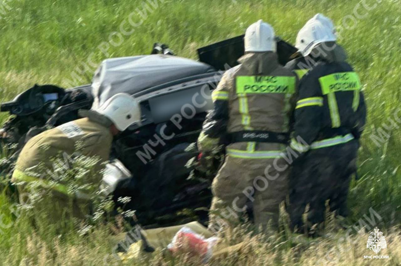  Пожарные Целинного района ликвидировали последствия ДТП Сегодня, в 16:17 поступило сообщение о дорожно-транспортном происшествии на 248 километре федеральной автодороги Р-22 Волгоград-Элиста. По прибытии, сотрудниками МЧС России наблюдалось столкновение грузового и легкового автомобилей. В результате аварии произошло опрокидывание легкового транспортного средства в кювет, возгорание грузового автомобиля и розлив горюче-смазочных материалов ГСМ . Возгорание было потушено до прибытия пожарных подразделений. Огнеборцы МЧС России произвели отключение аккумуляторной батареи на грузовом автомобиле и смыв ГСМ на площади 40 квадратных метров. К сожалению, в результате ДТП погиб 1 человек. Пострадавший из грузового автомобиля направлен в медицинское учреждение. МЧС России напоминает: будь внимателен за рулем; соблюдай безопасность движения на дорогах. МЧС России МЧС Республики Калмыкия