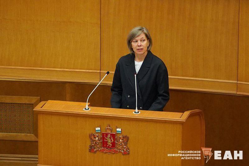 Педагогу нельзя трогать ребенка можно воздействовать только словами Такую мысль озвучила новый детский омбудсмен Татьяна Титова По ее мнению учитель не имеет права не только поднимать руку но и выводить ребенка под руку из класса   Напомним в этом году был осужден екатеринбургский учитель физики Сергей Перминов который пытался вывести из класса к директору шумного подростка В конце концов учитель физики в сердцах бросил авторучку на пол и она отлетела в ученика Когда нарушитель стал материть учителя и обращаться к нему на ты физик схватил его за кофту и потащил в кабинет директора Итог учитель осужден по уголовной статье и должен выплатить школьнику за его страдания 120 тыс рублей Перминову запрещено заниматься преподавательской деятельностью школа не может найти нового учителя физики Само дело обрело общественный резонанс и вызвало дискуссии о положении учителей не имеющих уже никаких рычагов влияния на детей EanNews