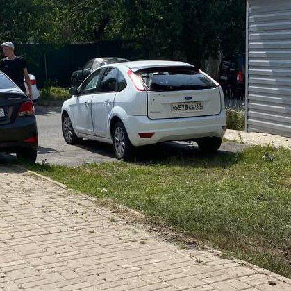 FPV-дрон влетел в жилой дом в Белгороде На улице Щорса FPV-дрон врезался в балкон многоэтажки. В результате удара пострадал сам балкон и автомобиль, который в этот момент стоял под ним.