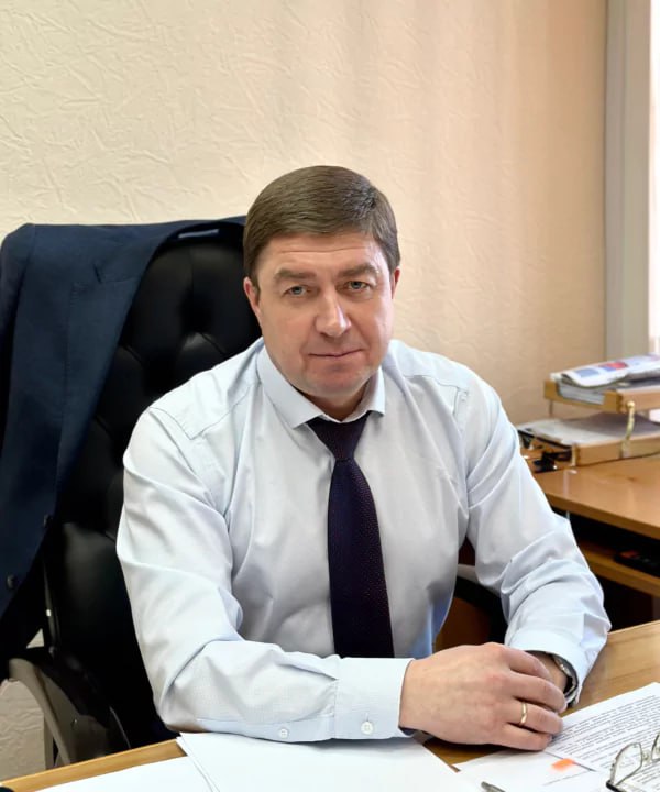 Денис Паслер утвердил нового министра ЖКХ после отставки Николая Смирнова Им стал Алексей Рубцов В статусе и о он находился с 14 января а не как все остальные после выборов Также губернатор назначил еще двух членов кабмина Министром транспорта и дорожного хозяйства стал Денис Чегаев директором департамента противодействия коррупции Андрей Оборок Они приступят к исполнению обязанностей завтра Осужденный за коррупцию экс министр ЖКХ Николай Смирнов остался на свободе Его приговорили к 5 годам лишения свободы условно Бывший чиновник на своем примере показал даже за такое тяжкое преступление можно избежать колонии главное выполнить следующие пять пунктов   Новости из Екатеринбурга