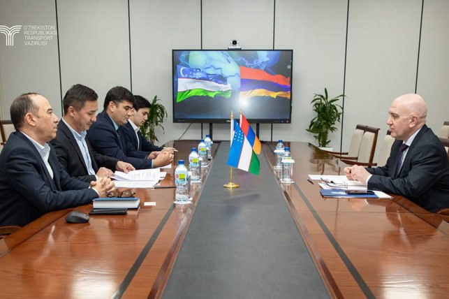 Узбекистан и Армения налаживают торгово транспортное сотрудничество В Ташкенте прошла рабочая встреча между первым замминистра транспорта РУз Маманбия Омарова с послом Армении Георгием Кочаряном с целью обсуждения вопросов развития и расширения транспортного сотрудничества между двумя странами Стороны обсудили вопросы развития автомобильных и железнодорожных перевозок а также меры по улучшению нормативно правовой базы для создания удобных условий работы транспортных компаний обеих стран Особое внимание было уделено ускорению подготовки и подписанию двустороннего Соглашения о международных автомобильных перевозках которое станет важным инструментом для упрощения процедур между Узбекистаном и Арменией Также участники встречи затронули возможности подключения Узбекистана к международному транспортному коридору Север Юг реализация которого позволит усилить транспортное взаимодействие в регионе открыть новые логистические маршруты расширить транзитные потоки между странами По итогам переговоров стороны выразили обоюдную готовность продолжать регулярный диалог и совместную работу над практической реализацией достигнутых договорённостей Узбекистан Армения         ExpressAsia