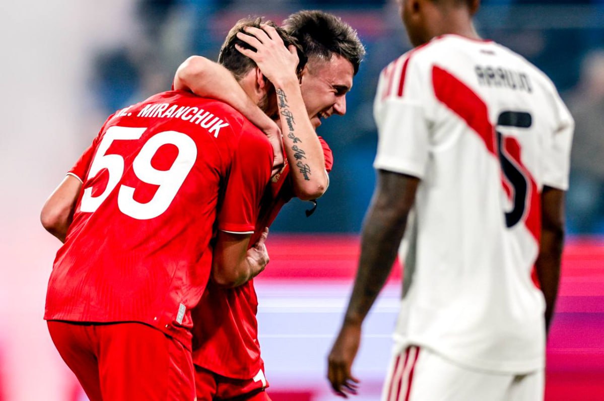 Сборная России не смогла обыграть Перу пропустив дальний удар в концовке Футболисты сборной России сыграли вничью с командой Перу в товарищеском матче который прошел в Санкт Петербурге со счетом 1 1 Счет на 18 й минуте открыл вышедший с капитанской повязкой Александр Головин которому после ошибки вратаря Педро Гальесе отдал пас Алексей Миранчук Перуанцы ответили точным ударом Алекса Валеры на 82 й минуте который забил из за пределов штрафной российский вратарь Матвей Сафонов не смог дотянуться до мяча Матч посетили более 45 5 тыс зрителей Следующий товарищеский матч команда Карпина проведет 15 ноября с Чили в Сочи Сборная России Подписаться на РБК Спорт