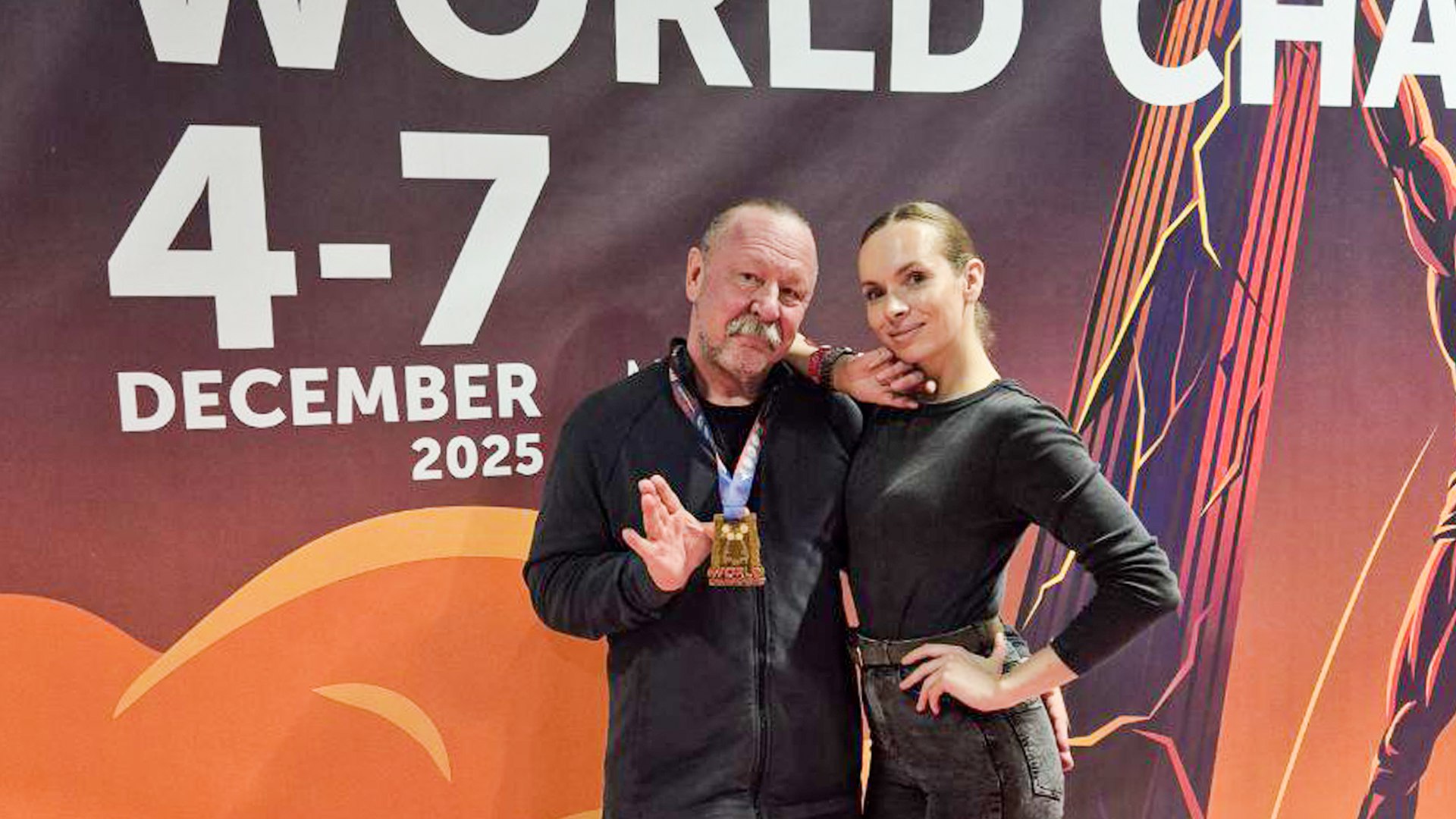 Евгений Белецкий снова стал Чемпионом мира по пауэрлифтингу С очередной победой вернулся в Комсомольск на Амуре титулованный атлет Евгений Белецкий В Москве он участвовал в 11 м Чемпионате мира по пауэрлифтингу Соревнования длились пять дней участвовали в них около 5000 участников из 30 стран Евгений Белецкий единственный участник от Комсомольска и от Хабаровского края выступал в дисциплине жим лёжа без экипировки и взял 170 кг став чемпионом мира и поставив рекорд Азии И прямо там в Москве поставив рекорд Евгений зарегистрировал брак с комсомольчанкой Мариной Гапошкиной тоже кстати рекордсменкой мира Счастливая спортивная семья на фото Komcity в Телеграм и Max