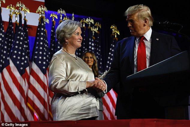 Глава аппарата Белого дома сравнила Трампа с алкоголиком и назвала Вэнса конспирологом Ледяная дева Сьюзан Уайлс дала большое интервью Vanity Fair в котором жестко высказалась о Дональде Трампе и его окружении Она сказала что президент ведет себя как человек с личностью алкоголика хотя сам не пьет По ее словам он уверен что для него нет границ пишет Daily Mail Досталось и вице президенту Джей Ди Вэнсу Уайлс сказала что он был конспирологом уже десять лет а его переход в лагерь сторонников Трампа произошел поздно и резко Она напомнила что раньше Вэнс открыто критиковал президента Глава бюджета Рассел Вотт связанный с Project 2025 по словам Уайлс правый фанатик Она также заявила что ее команда это псы которые выполняют приказы Стивен Миллер Дэн Скавино и Джеймс Блэр После выхода статьи Уайлс заявила что ее слова исказили Подписывайтесь Телеграм ЧЕРЕДОВ Нью Йорк Youtube канал БЮРО