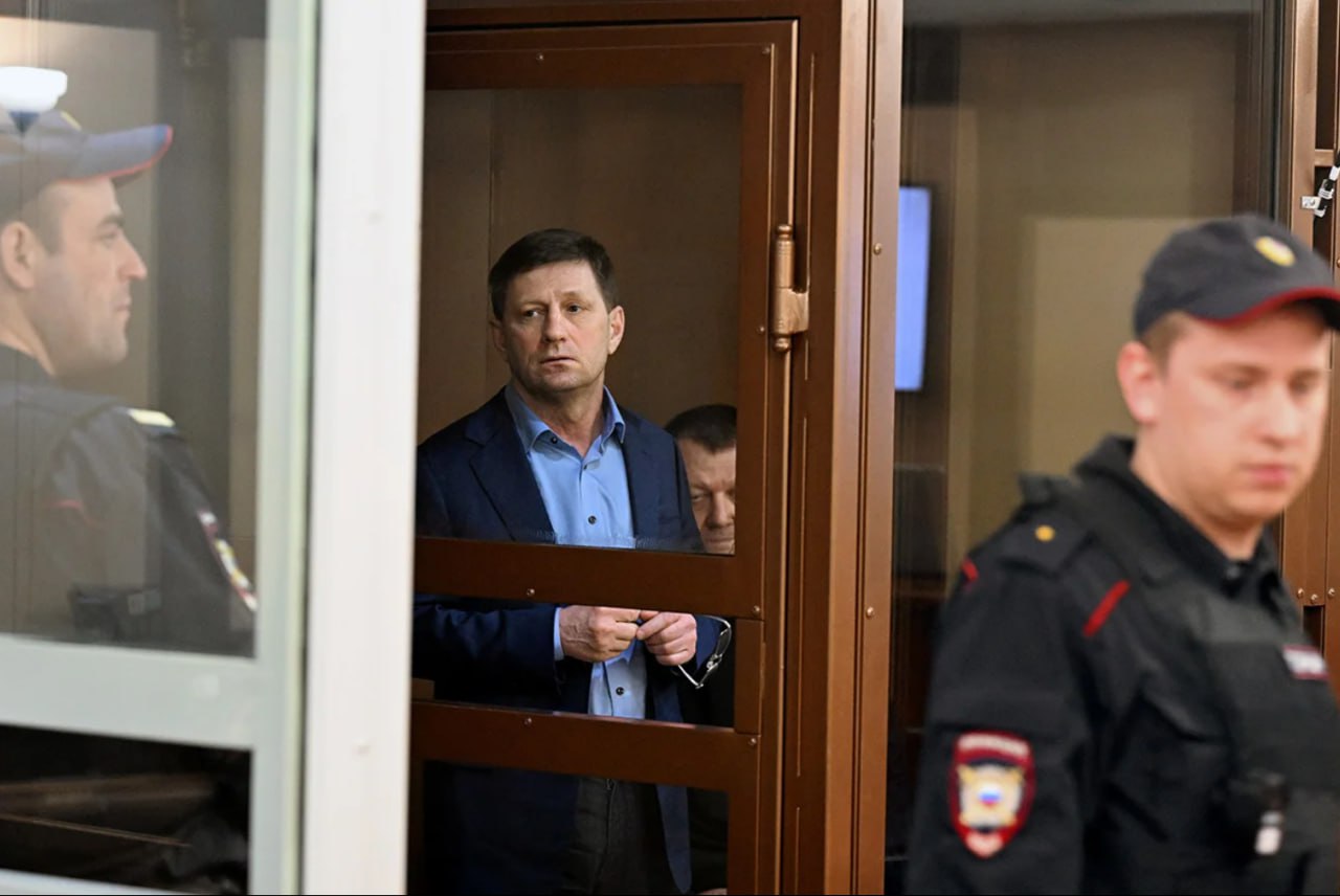 Сергей Фургал подал в суд на «Соловьев Live» Находящийся в колонии экс-губернатор Хабаровского края Сергей Фургал подал иск о защите чести и достоинства против телеканала «Соловьев Live» и пропагандиста Иннокентия Шеремета. Об этом сообщила пресс-служба московских судов. Фургал заявил, что Шеремет в своей программе на «Соловьев Live» неоднократно и «без подтверждения доказательствами» говорил о причастности политика к преступной группировке «Общак» и убийствам в 1990-е годы. Бывший губернатор потребовал от ответчиков опубликовать опровержение и выплатить ему моральную компенсацию. В 2020 году Фургала арестовали по обвинению в организации убийства и покушения на убийство предпринимателей в 2004–2005 годах. В 2023 году суд приговорил его к 22 годам колонии. Многие жители региона считают, что дело против Фургала имеет политический характер — поскольку он был очень популярен. Все эти годы в Хабаровском крае шли протесты, в результате в феврале 2024 года суд признал «движение» «Я/МЫ Сергей Фургал» «экстремистским» и запретил на территории РФ. Фургал на заседании суда в мае 2022 года. Фото: Анатолий Ждано Подписаться на «Новую-Европа»