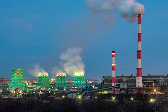 Регулятор согласился на газификацию крупнейшей ТЭЦ Амурской области Минэнерго РФ поддержало планы газификации Благовещенской ТЭЦ, сообщил губернатор Амурской области Василий Орлов. Объект мощностью 404 МВт электрической и 1005,6 Гкал/ч тепловой энергии является крупнейшей теплоэлектростанцией региона. Одним из основных источников сырья для Благовещенской ТЭЦ является Райчихинское месторождение Амурской области, на котором сокращается добыча бурого угля. Альтернатива – поставки угля из из Красноярского края, однако из-за абразивности и высокой теплоотдачи использование этого сырья ведет к повышенному износу оборудования. Поэтому региональные власти настаивали на переводе электростанции на газ. Проект потребует реконструкции котлоагрегатов Благовещенской ТЭЦ, а также увеличения пропускной способности газопровода-отвода от «Силы Сибири-1» до Благовещенска, который был введен в строй в 2024 г. ™ Высокое напряжение
