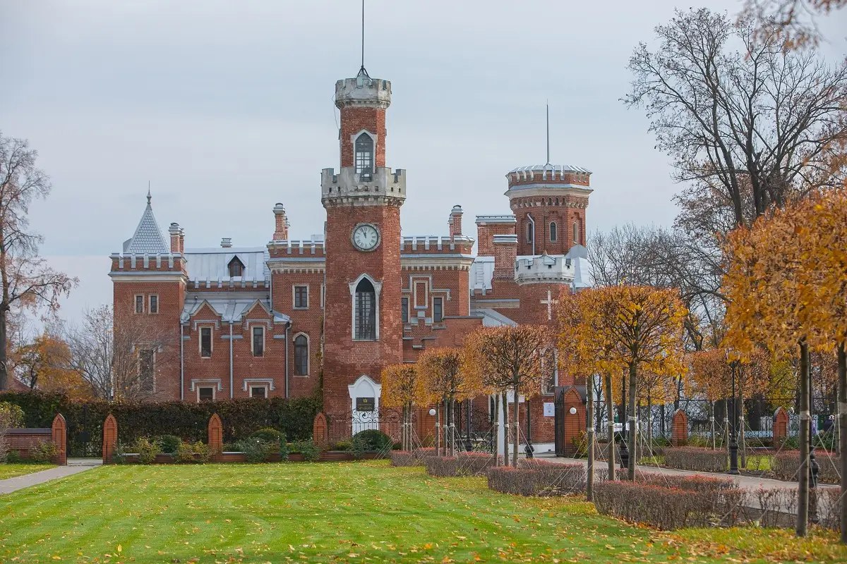 В ВОРОНЕЖЕ ВВОДЯТ ТУРИСТИЧЕСКИЙ НАЛОГ Такое решение приняли Депутаты Воронежской городской думы Налог начнут взимать с 1 января 2026 года Ожидается что поступления в городскую казну превысят 80 миллионов рублей Ставка налога в 2026 году составит 2 В дальнейшем она будет повышаться каждый год на 1 пока не достигнет уровня в 5 к 2029 году Минимальная сумма платежа составит 100 рублей за одни сутки Также определены льготные категории граждан которые будут освобождены от уплаты налога Согласно данным реестра в Воронеже действуют 76 средств размещения Ранее в СМИ публиковалась информация о строительстве в городе гостиницы и апарт отеля Объекты будут расположены на территории Петровской набережной Их построят в рамках третьей очереди реконструкции Проект рассчитывают реализовать за 4 года В рамках первого этапа будут построены отель культурно национальный центр и многоуровневая парковка Строительные работы планируется завершить до 2027 года