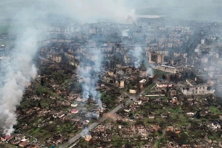 Так кончается детство   Дошколят в Ростовской области приняли в ряды юнармейцев, а чтобы им жизнь медом не казалась их максимально погрузить в повестку, на торжество пришли военнослужащие и показали ребятишкам развалины Бахмута — макет с изображением выжженных и разбитых снарядами российской армии домов местных жителей.     Что это было — хвастовство или предупреждение, мы так и не поняли. Ясно одно — от шок-контента в системе государственного образование теперь не спрятать даже самых маленьких. Макет об ужасах войны подарили детсаду и теперь он будет пугать детей каждый день... пока не привыкнут. Звуки вражеских беспилотников в небе для жителей этого региона уже обыденность.    Как мы не раз писали, все современное образование в стране сейчас заточено на выращивание психически подготовленных к войне и жестокости граждан с пеленок.     Нынешняя пацифистская и «инфантильная молодежь почему-то жить хочет, а вот умирать и убивать — нет, даже за огромные выплаты. Пока приходится нанимать иностранцев.