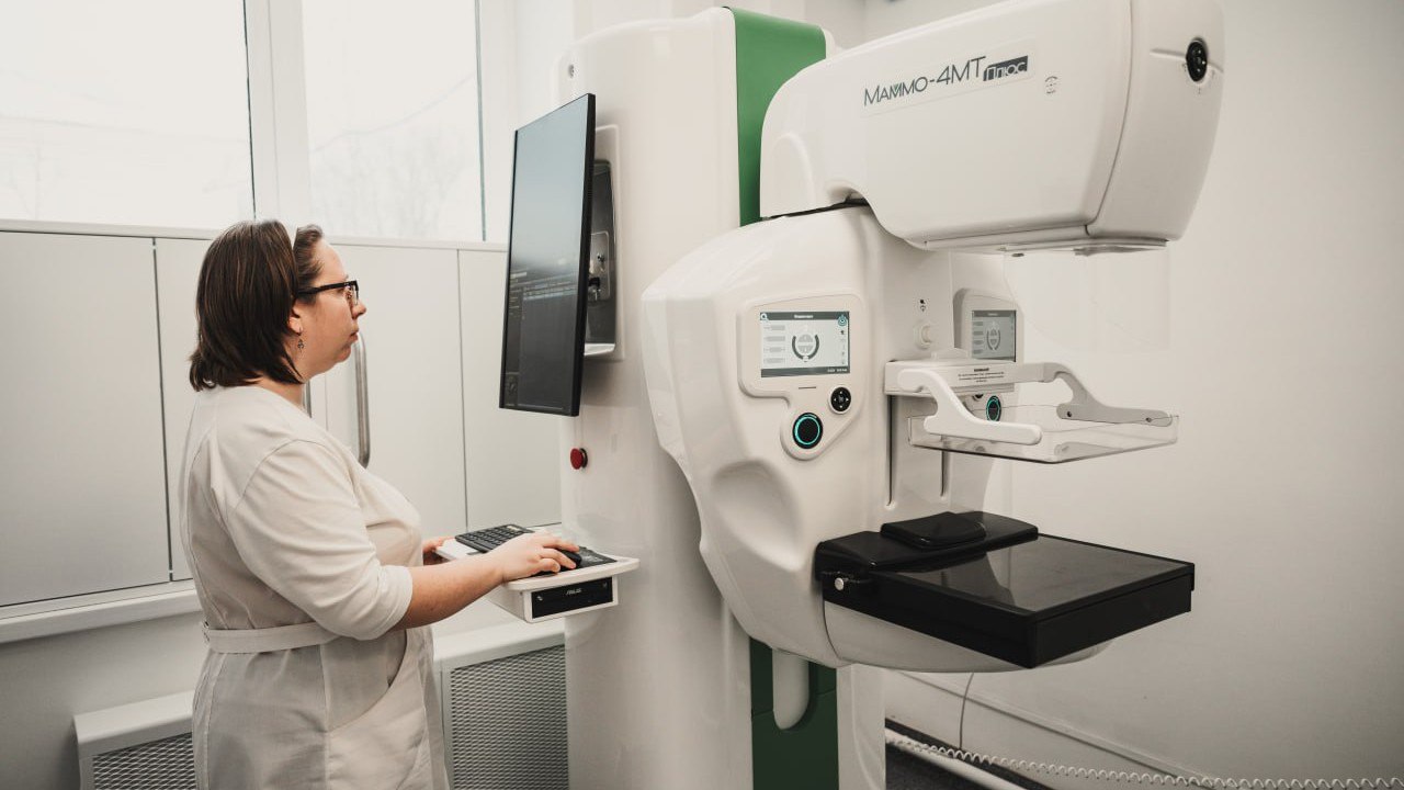 31 января в Центрах амбулаторной онкопомощи Московской области состоится первый в этом году день открытых дверей В эту субботу жители смогут бесплатно пройти скрининг на новообразования кожи обследование для выявления рисков рака дыхательных путей и пищеварительной системы Также для женщин будут доступны маммография или УЗИ молочных желез цитологическое исследование для мужчин ПСА тест Необходимые документы паспорт полис ОМС СНИЛС Мероприятие продлится с 09 00 до 14 00 Адреса и контакты центров доступны по ссылке В прошлом году обследование прошли более 9 5 тыс человек   Подмосковье