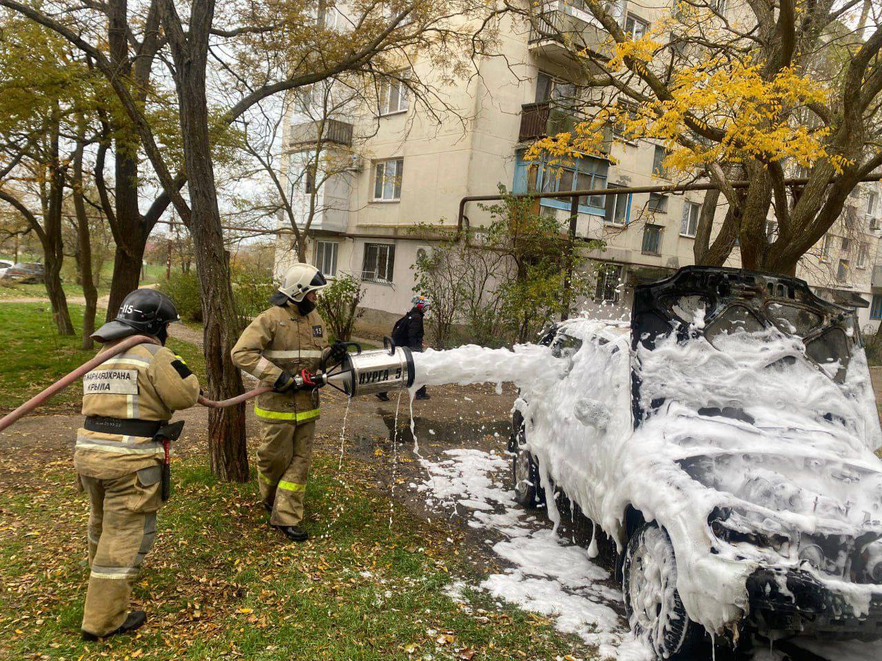 Машина загорелась под Феодосией.  При пожаре в пгт Приморский пострадала девушка, пытавшаяся потушить авто, сообщает МЧС.  Ее передали с признаками отравления продуктами горения медикам.   Возгорание успешно ликвидировали.