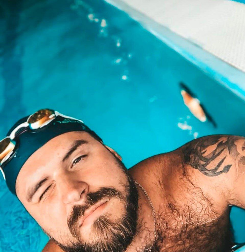 Между тем награду в 1 млн рублей объявила семья пропавшего российского пловца Николая Свечникова за информацию о его местонахождении С момента исчезновения спортсмена прошло больше двух месяцев По информации источника родные также подали на организаторов соревнований в суд В ближайшее время родственников пловца ждёт многоэтапный процесс в ходе которого они рассчитывают выяснить все обстоятельства произошедшего Мать Николая сейчас находится в Стамбуле где пытается добиться какой либо информации о статусе поисковых мероприятий и возможном местоположении её сына