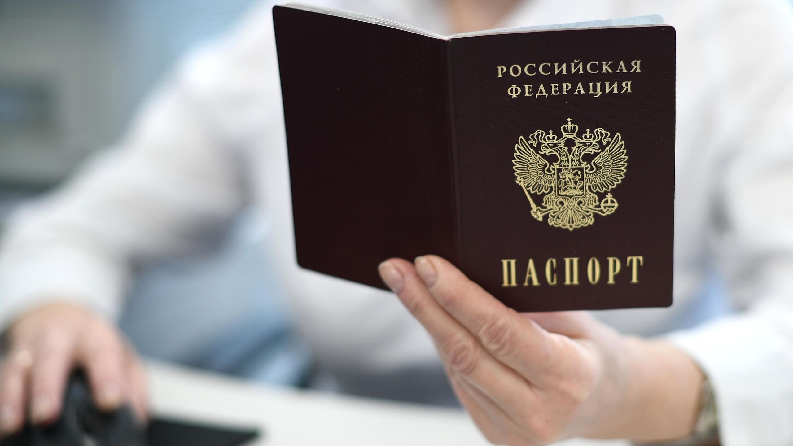 Житель Санкт Петербурга Игорь Байков уже два месяца в том числе с помощью прокуратуры и следствия пытается доказать что не умер сообщил его представитель Игорь Бурдинский По его словам его доверитель в июне пришел в поликлинику Ему врач сказал что он числится в списке умерших Ему становится плохо его отвозят по скорой в больницу оказывают помощь а затем говорят идти домой и называют произошедшее случайностью рассказал агентству Бурдинский Представитель добавил что позднее Байков не смог снять деньги в банкомате в Сбере ему заявили что по их данным он также признан умершим По этой же причине ему перестали начислять социальное пособие уточнил Бурдинский В ЗАГСе мужчине вручили свидетельство о его же смерти в учреждении специализирующемся на захоронении также выдали справки отметил представитель Уже в больнице когда он пытался получить историю своей болезни и смерти ему отказали и отправили к следствию указал Бурдинский