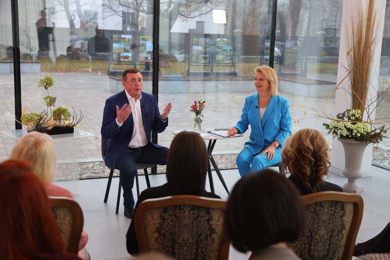 Сегодня губернатор Сахалинской области Валерий Лимаренко проводит пресс конференцию с представителями островных СМИ Первый вопрос задала директор филиала ВГТРК ГТРК Сахалин Валерия Помыткина о ситуации с топливом Валерий Лимаренко limarenko official ответил что сейчас сформирован штаб при правительства региона который координирует работу заправок и поставки топлива Запасы в области есть их достаточно Проблема возникла у коммерческих АЗС по ценам и по организации отпуска топлива На это обратили отдельное внимание Сейчас выравниваем ситуацию Регулируем графики завоза и работу станций чтобы заправка шла ритмично и без сбоев заверил глава региона Подписаться на нас Telegram I MAX Прислать нам новость Sakhonlinebot