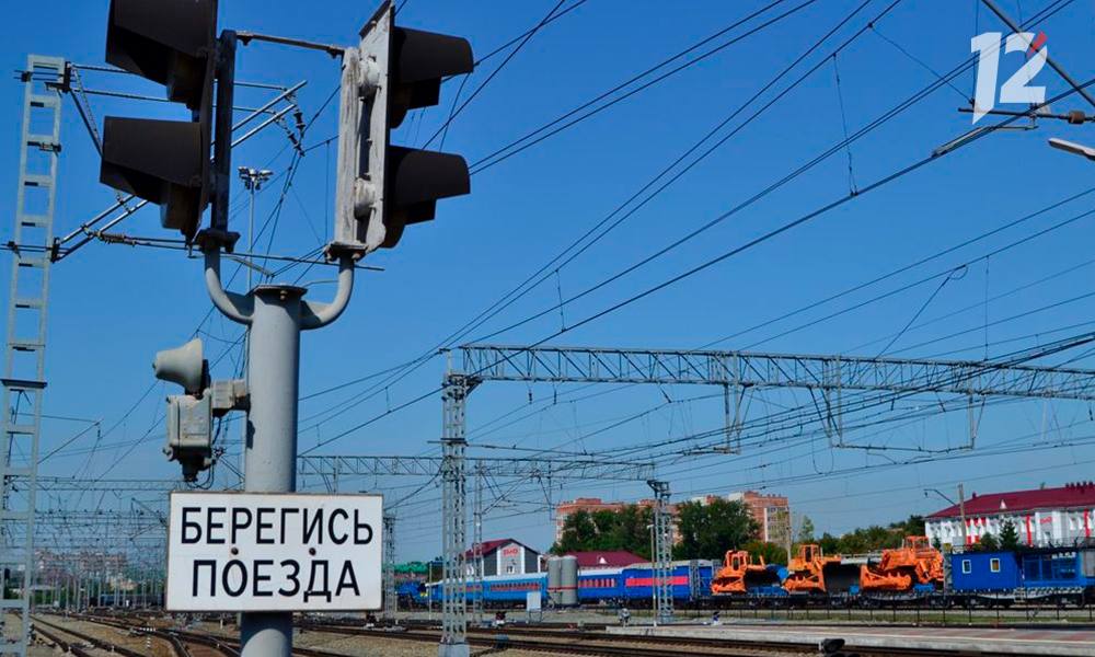 В Омской области поезд сбил 21-летнюю девушку Инцидент произошел вчера, 5 мая, на станции Стрела. По предварительным данным, омичка шла в наушниках вдоль железнодорожных путей, не соблюдая безопасное расстояние, сообщили представители транспортной полиции. Машинист поезда пытался предотвратить наезд, но, несмотря на принятые меры, трагедии избежать не удалось. Пострадавшая скончалась от полученных травм. Материалы дела переданы в Восточное межрегиональное следственное управление на транспорте СК России. Напомним, что при переходе через железнодорожные пути необходимо убедиться в отсутствии движущегося поезда, локомотива или вагонов.