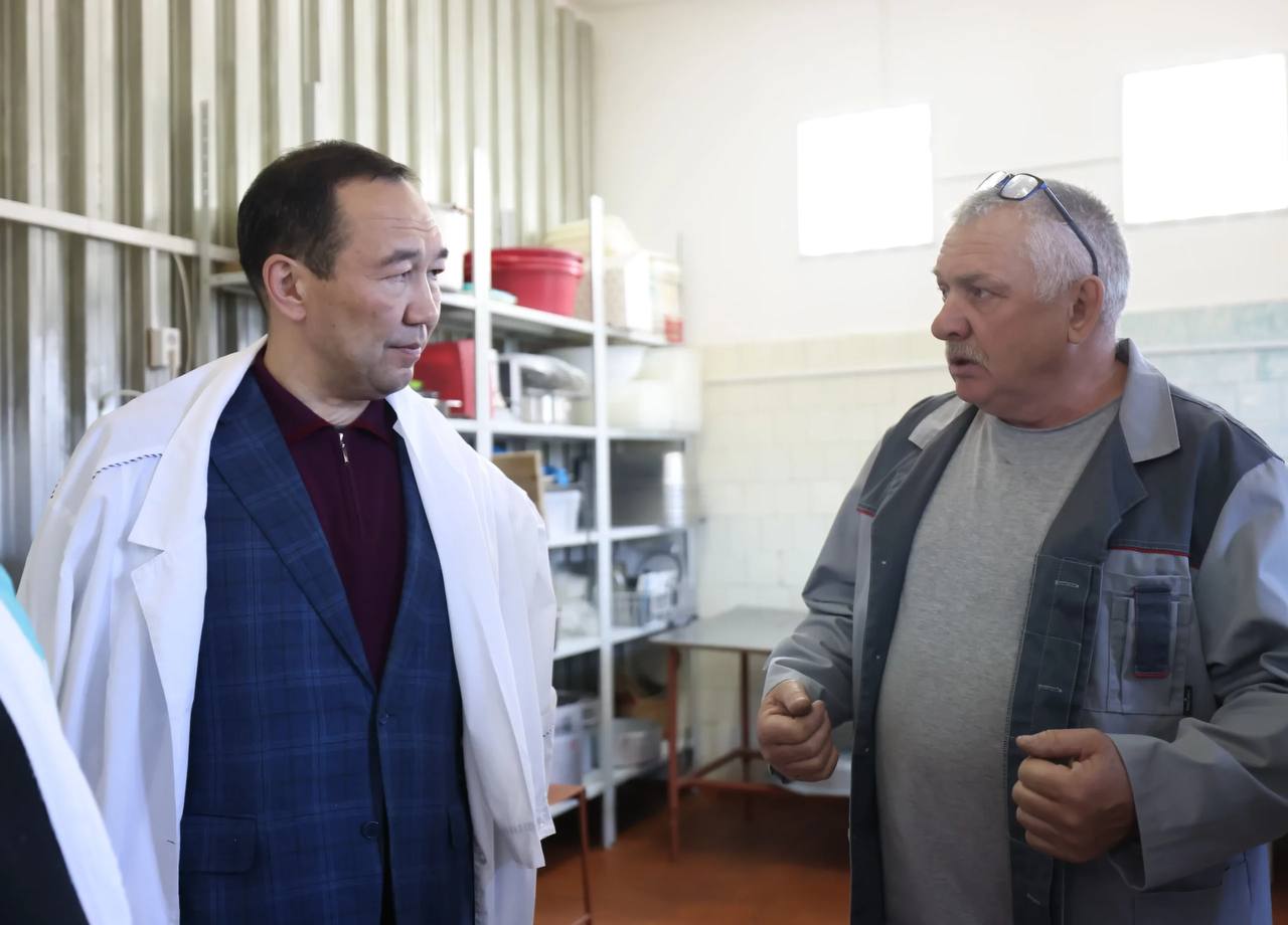 Глава Якутии встретился с семьей предпринимателей из Нижнеколымского района В ходе рабочей поездки в Нижнеколымский район глава Якутии Айсен Николаев посетил производственный цех местных предпринимателей Татьяны и Николая Негреба в посёлке Черский. Семья Негреба с 2015 года занимается производством хлеба и хлебобулочных изделий, питьевой воды, а также молочной и кисломолочной продукции, обеспечивая потребности жителей посёлка и района. Кроме того, их сын Николай развивает тепличное хозяйство с последующей реализацией овощей. «Сегодня побывал на производстве, которое организовали здесь Татьяна и Николай Негреба ещё в 2015 году. Я недавно проводил Координационный совет по предпринимательству. Там как раз рассказывали о проблемах, которые есть у предпринимателей, связанных с введением в действие федерального закона по маркировке продукции, и связанных с этим проблемах из-за того, что здесь, в Черском, нет надёжного интернета. Во-вторых, в перечень труднодоступных территорий, где разрешается пока использовать другие механизмы, районные центры наших труднодоступных районов не попали. Сегодня мы встретились и поговорили об этой проблеме, а также о других вопросах — начиная от кадровых, обеспечения производства работниками, подготовки кадров, поддержки со стороны государства и муниципалитета тех или иных направлений. В частности, по субсидированию хлеба», — отметил Айсен Николаев. Все новости #Яестьновость Обсудить