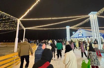 На воронежской Адмиралтейке начали монтировать каток В Воронеже начали устанавливать каток на Адмиралтейской площади об этом сообщили в мэрии На место завезли песок Как ранее писал сайт VRN KP RU в этом году площадь катка на Адмиралтейке увеличат вдвое по заявкам горожан По техзаданию объект должны собрать к 15 декабря Тем временем воронежцы сетуют что при завозе стройматериалов повредили плитку на площади Все дефекты на плиточном покрытии были зафиксированы еще до начала монтажа катка Там где потребуется плитка будет планово заменена в весенний период отметили в мэрии Воронежа