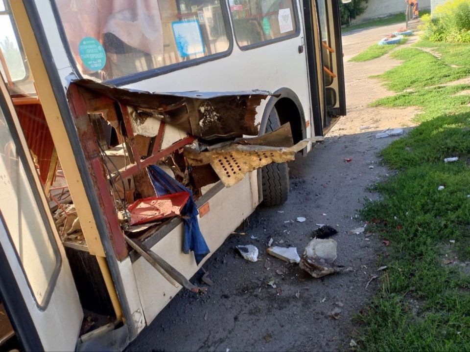 В троллейбусе № 6 взорвался огнетушитель Инцидент случился вечером 17 июля в депо "Горэлектротранса". Огнетушитель был установлен буквально в тот же день. Сильный хлопок повредил внутреннюю отделку салона. Теперь в компании гадают, кто понесет ответственность за некачественный огнетушитель. По данным портала госзакупок, контракт на техобслуживание и перезарядку огнетушителей был заключен в марте 2025 года на сумму почти 200 тысяч рублей, подрядчик должен был обслужить 593 единицы техники. В результате ЧП никто не пострадал. Проверка по факту случившегося уже началась. фото: подписчик ТОЛК