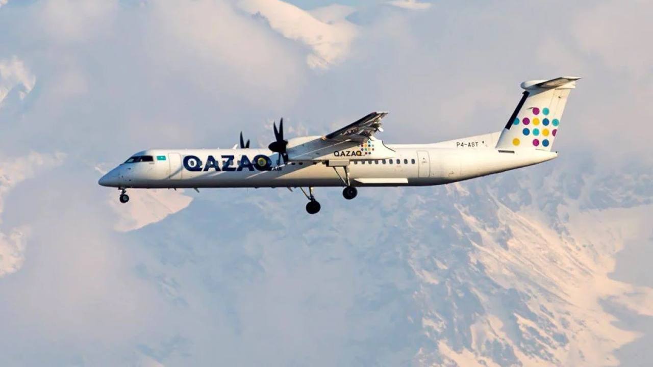 Авиакомпанию Qazaq Air переименуют во Vietjet Qazaqstan Казахстан и Вьетнам договорились о создании нового авиаперевозчика с парком самолётов Boeing 737. Совместную авиакомпанию создают на базе казахстанского перевозчика Qazaq Air при участии вьетнамской Vietjet Air и конгломерата Sovico Group. Новая структура будет управлять парком, состоящим из как минимум 20 судов Boeing 737. Помимо этого, Qazaq Air и Boeing договорились о комплексном обслуживании парка, включая техподдержку и обучение пилотов. По словам главы фонда «Самрук-Қазына» Нурлана Жакупова, запуск нового перевозчика укрепит транспортную связанность в регионе и создаст новые точки роста. Суда Vietjet Qazaqstan будут обслуживать как внутренние маршруты, так и международные. О том, что Qazaq Air может сменить название, министр Марат Карабаев говорил ещё год назад. • Фото: Qazaq Air.