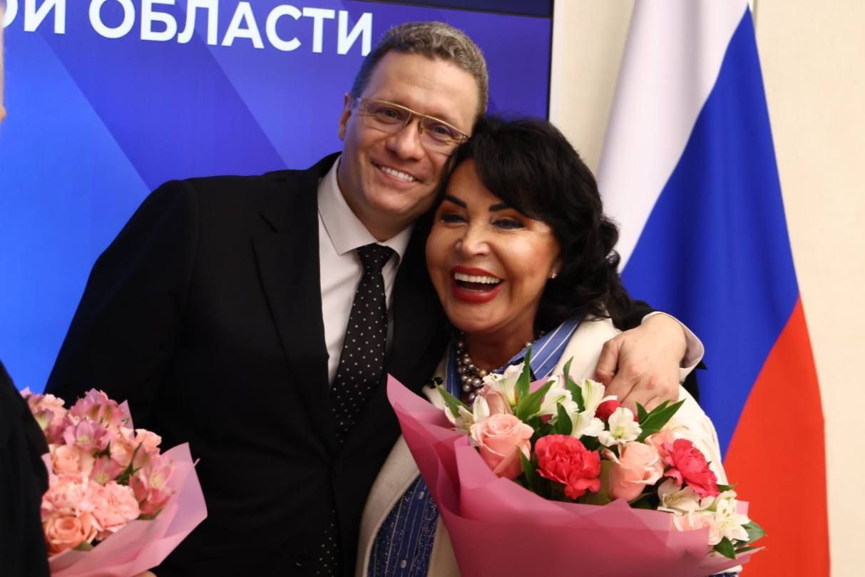 Эксперты оценили вероятность отставок губернаторов Ведомости Губернаторы Вологодской и Самарской областей Георгий Филимонов и Вячеслав Федорищев якобы оказались под угрозой отставки следует из 21 го рейтинга политической устойчивости глав регионов Госсовет 2 0 подготовленного Минченко консалтингом Нахождение в красной группе риска означает вероятность отставки следует из методики создания рейтинга устойчивости Коммерсантъ Сразу семи главам регионов грозит отставка перед выборами в 2026 году К такому выводу пришли эксперты компании Минченко консалтинг в свежем выпуске рейтинга Госсовет 2 0 оценивающего политическую устойчивость глав субъектов По их мнению лишиться кресла вскоре могут губернаторы Вологодской Запорожской Самарской и Ульяновской областей а также руководители Дагестана Северной Осетии и Хакасии РБК По поводу Филимонова эксперты Минченко консалтинг пишут что к снижению его позиций привела активная и очень авторская идеологическая позиция в результате которой у губернатора возникло сразу несколько конфликтов как на федеральном так и на региональном уровнях При этом авторы доклада уверены что у Филимонова есть глубокая убежденность в правильности и необходимости решений которые он продвигает в публичном поле Одной из самых резонансных инициатив главы региона стало решение об ограничении розничной продажи алкоголя в регионе Источник РБК близкий к администрации президента говорит что в связи с инициативами Филимонова нет единства в обществе и среди региональных элит