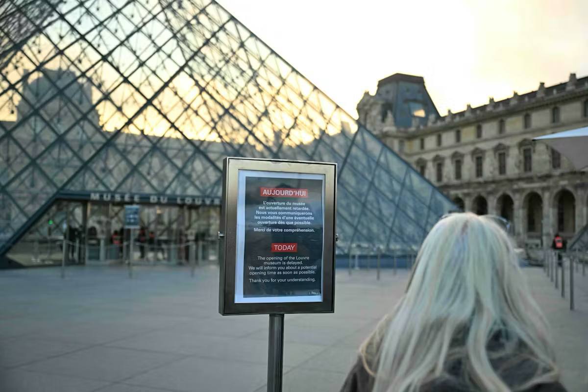 культурныйшок Лувр не открылся сегодня из за забастовки работников Они требуют срочного повышения зп и количества охранников а ещё начало ремонта На днях в музее затопило зал где пострадало более 400 картин А ещё ни одну из украденных драгоценностей так и не нашли Зато сообщили что поднимут стоимость билетов для туристов до 32 которые увеличат за год доходы музея на 15 20 млн На этой почве музейщиков и прорвало Тяжелые времена для директора Лоранс де Кар продолжаются Но ее хоть не увольняют как только что директора Лондонской Тейт Марию Болшоу за падение посещаемости выручки и зп Сейчас наверное вздохнули наши музейщики многим из которых перестали платить премии без объяснения причин