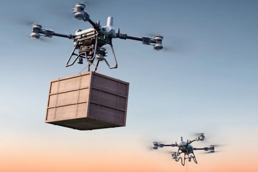 DJI выпустила грузовые дроны с нагрузкой 200 кг Китайская компания DJI представила два новых беспилотника для транспортировки грузов Это модели T200 и FC200 с максимальной полезной нагрузкой до 200 кг Стоимость устройств составляет 99 тыс юаней 14 5 тыс и 134 тыс юаней соответственно Запуск стал первым выходом компании в сегмент тяжелых транспортных дронов Этот рынок быстро растет особенно в горных районах провинций Юньнань Гуйчжоу и Сычуань где традиционная логистика сложна и затратна По данным компании в 2025 году число вылетов ее транспортных дронов выросло в восемь раз К апрелю 2026 года с их помощью перевезли более 11 5 млн тонн грузов Эксперты ожидают что спрос на такие дроны в Китае достигнет 8 10 тыс единиц в год Однако развитие отрасли пока сдерживает незавершенное регулирование   Новости Китая ЭКД