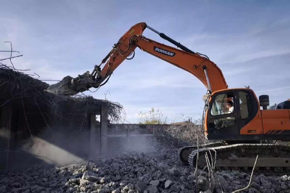 1  2  6   самостроев снесли с начала года в Сочи Среди них крупная незаконная постройка площадью более 300 кв м в Адлерском районе на улице Черновицкой возведённая с нарушениями градостроительных норм До конца года планируется снести еще 42 таких объекта В работе находятся дела по 711 объектам из которых 192 адреса проверяются судебными приставами для осмотра и вручения документов а по 101 объекту суд постановил провести частичный демонтаж реконструкцию или привести в соответствие с законодательством Кубанские Новости Мы в MAX