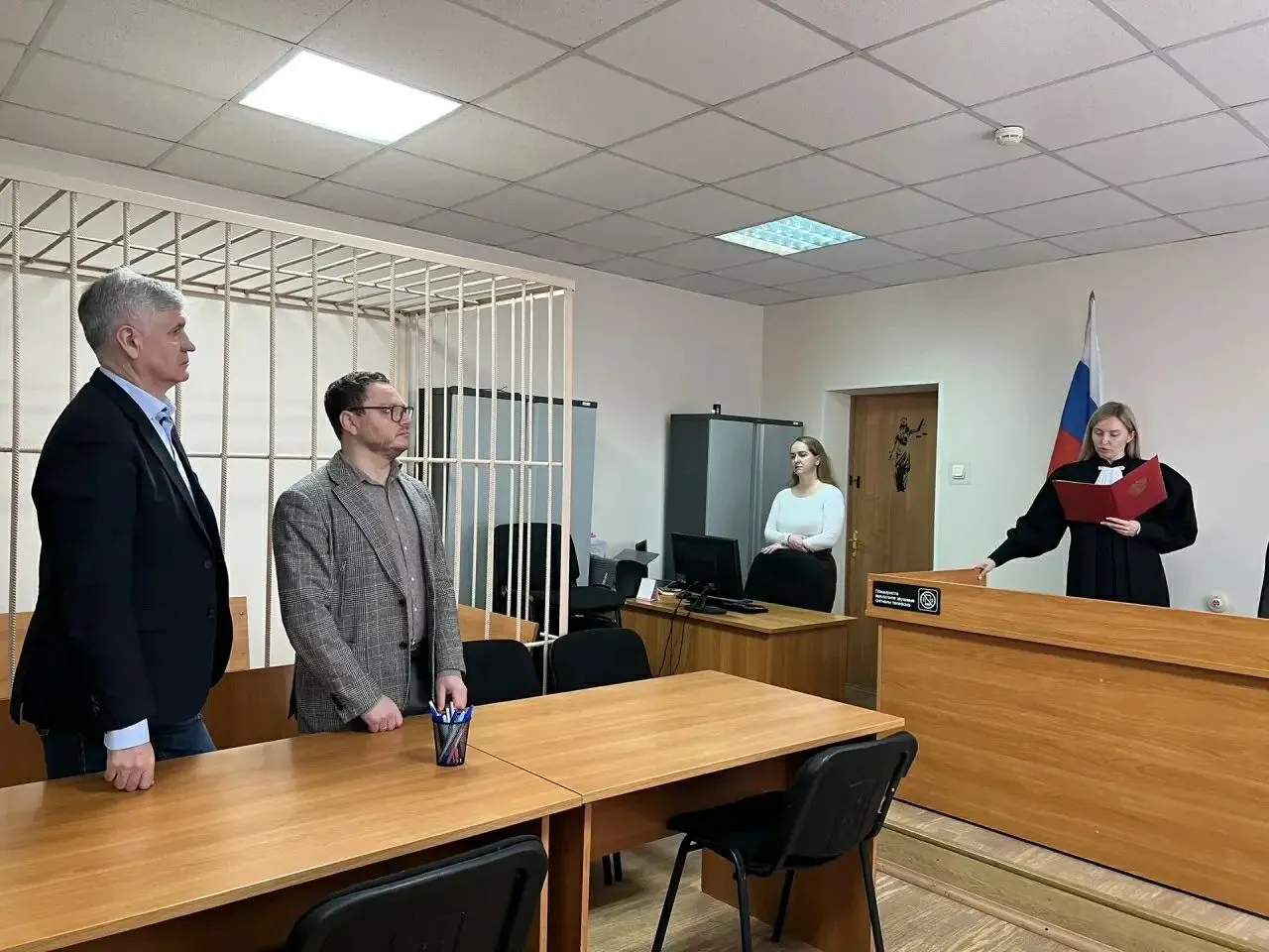 Суд приговорил экс начальника департамента транспорта мэрии Новосибирска Константина Васильева к 1 5 года колонии по делу о злоупотреблении полномочиями Однако бывшего чиновника освободили от отбывания наказания поскольку ему зачли сроки нахождения под стражей и домашним арестом Производство по иску мэрии к Константину Васильеву о взыскании ущерба в размере 48 млн руб прекращено в связи с возмещением По версии следствия чиновник согласовал отчет МП Метро мир о целевом и эффективном использовании субсидии на 48 млн руб При этом он знал что отчет содержит недостоверные данные о выполнении работ в полном объеме Управление Судебного департамента в Новосибирской области  Подписывайтесь на Ъ Сибирь в MAX Telegram