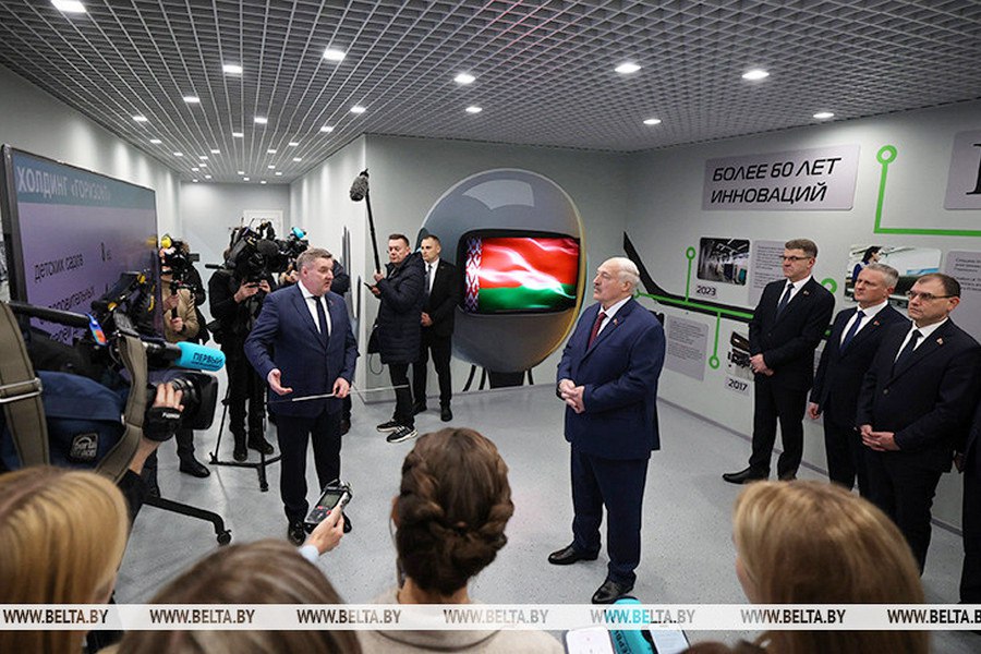 Александр Лукашенко на Горизонте дал официальный старт массовому роботизированному производству телевизоров с ИИ