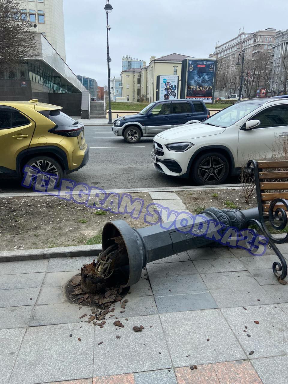 Во Владивостоке на Светланской фонарь освещения обрушился на припаркованный автомобиль. Подпишись
