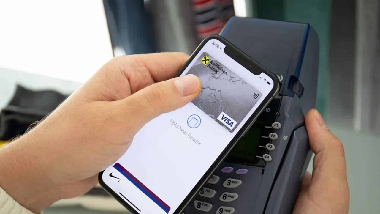 Apple снова под давлением почему Швейцария начала антимонопольное расследование против компании Швейцарские регуляторы официально открыли антимонопольное дело в отношении Apple В центре внимания доступ сторонних разработчиков к NFC чипу в iPhone который необходим для работы альтернативных платёжных сервисов Власти намерены выяснить мешают ли условия Apple честной конкуренции на рынке мобильных платежей Главный вопрос могут ли другие компании действительно соперничать с Apple Pay если доступ к ключевому компоненту смартфона остаётся под строгим контролем самой Apple Формально в августе 2024 года компания открыла NFC для сторонних приложений по всему миру Но на практике разработчики могут использовать эту возможность только после заключения отдельного соглашения с Apple и оплаты установленных сборов Именно этот подход и стал поводом для расследования Швейцарские чиновники хотят понять является ли такая модель справедливой или же Apple фактически удерживает монополию в области мобильных платежей ограничивая конкурентов формальными барьерами Расследование только началось но его итоги могут напрямую повлиять на правила работы платёжных сервисов в Европе и за её пределами appleinside apple appleinside nfc iphone applepay