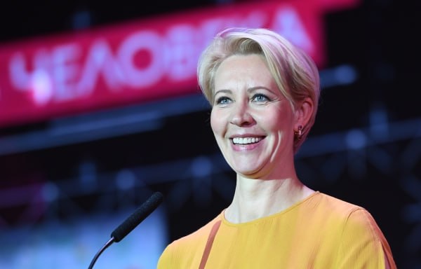 Приговор Татьяне Лазаревой по иноагентскому делу отменён После принятия решения Мосгорсуд сразу направил её дело об уклонении от исполнения обязанностей иноагента на новое рассмотрение 7 октября Пресненский суд Москвы с учётом предыдущего приговора по делу об оправдании терроризма заочно назначил телеведущей семь лет колонии Её адвокат Леонид Соловьёв сообщал РИА Новости что прокуратура просила отменить приговор и передать дело мировому судье поскольку районные инстанции не уполномочены рассматривать дела по статье 330 1 УК РФ уклонение от исполнения обязанностей предусмотренных законодательством РФ об иностранных агентах Защита также подавала жалобу на приговор По словам Соловьёва в ней он просил отменить приговор в связи с тем что статья не соответствует нормам международного права и конституции Признана в РФ иностранным агентом Подписаться на Говорит Москва Telegram VK MAX