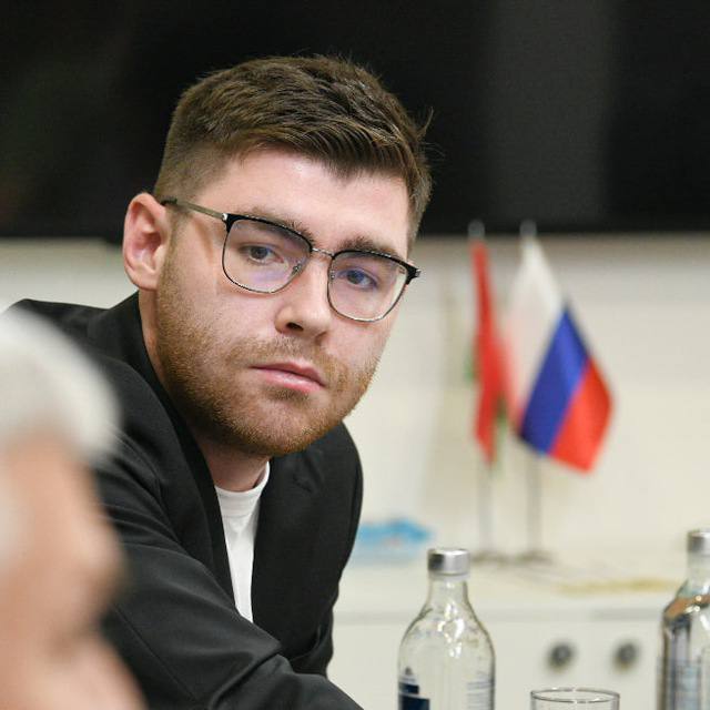  Свердловская омбудсменша оценила условия содержания редактора URA.RU, арестованного по делу о взятке Уполномоченная по правам человека в Свердловской области Татьяна Мерзлякова посетила в СИЗО-1, где сейчас находиться редактор URA.RU Денис Аллаяров. Он был арестован по обвинению во взятке в 20.000₽, якобы переданной его дяде-полицейскому. По версии следствия, журналист получал за это информацию о преступлениях, совершённых в регионе. «Денису предоставили камеру на двоих, выдали чистое белье. Я проверила, чтобы у него было все необходимое, и внимательно выслушала его нужды и пожелания», — рассказала Мерзлякова. Напомним, что Денис Аллаяров был арестован 6 июня — в СИЗО он пробудет до 4 августа. Сам журналист называет обвинения оговором и провокацией. Новости Екб тут