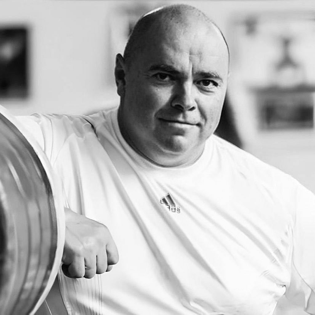 Умер олимпийский чемпион 1996 года по тяжелой атлетике Андрей Чемеркин Его не стало в возрасте 53 лет Невосполнимая утрата для всего тяжелоатлетического мира Сегодня ушел из жизни заслуженный мастер спорта России олимпийский чемпион 1996 бронзовый призер Олимпийских игр 2000 года многократный чемпион и призер мировых и европейских первенств внутренних российских соревнований восьмикратный мировой рекордсмен Андрей Иванович Чемеркин Человек эпоха человек легенда Федерация тяжелой атлетики России выражает искренние соболезнования родным и близким Андрея Ивановича Скорбим вместе с вами говорится в Telegram канале Федерации тяжелой атлетики России Metaratings