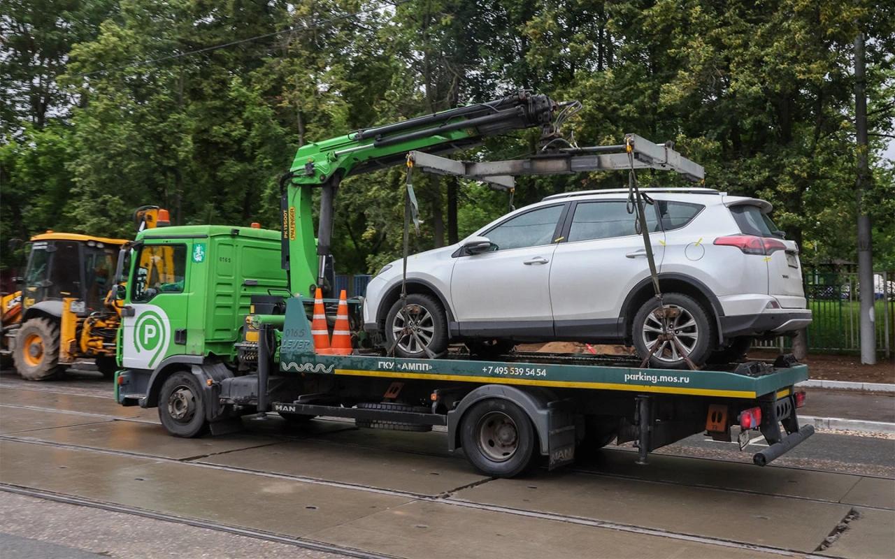 В Госдуме предложили заранее предупреждать об эвакуации машин В Госдуме разработали законопроект согласно которому должностные лица обяжут предупреждать водителей об эвакуации автомобиля за 15 минут до ее начала через портал госуслуг передает ТАСС со ссылкой на документ На данный момент законопроект направлен на отзыв в правительство По мнению авторов законопроекта его реализация значительно повысит удобство для водителей и снизит социальную напряженность вокруг принудительной эвакуации транспортных средств Получив уведомление за 15 минут до погрузки автомобиля водитель сможет оперативно прибыть на место и убрать машину предотвратив ее отправку на штрафстоянку говорится в пояснительной записке Такую норму предлагают ввести в региональные порядки перемещения транспортных средств на спецстоянки таким образом регионы будут обязаны скорректировать свои законы и предусмотреть в них соответствующую процедуру оповещения добавили авторы инициативы