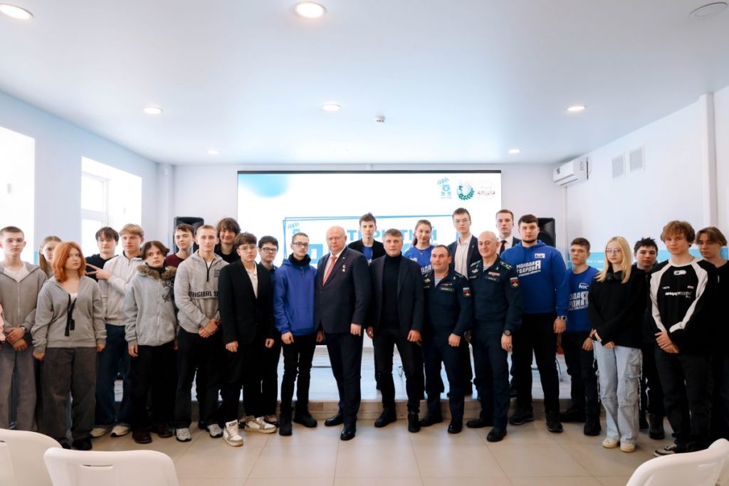 Открытый диалог в штабе общественной поддержки Единой России начался цикл встреч с молодежью Первая встреча прошла с участием первого заместителя председателя комитета Госдумы по обороне депутата от Рязанской области Андрея Красова 3 февраля в штабе общественной поддержки Единой России стартовал новый цикл встреч с молодежной аудиторией В мероприятии также приняли участие заместитель секретаря рязанского регионального отделения партии председатель комитета по делам молодежи Виталий Косачев участники СВО и региональной кадровой программы ГЕРОИ62 Егор Пахомов и Артур Абелян Их собеседниками стали студенты Рязанского колледжа электроники В ходе встречи обсуждались актуальные вопросы касающиеся жизни молодежи такие как выбор профессии программы трудоустройства поддержка студенческих семей жилищные условия организация досуга и занятия спортом а также формирование здорового образа жизни Участники делились своими взглядами на патриотизм и мужество военнослужащих участвующих в спец