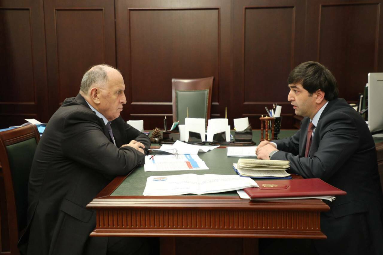 В Дагестане запускается проект по модернизации управления многоквартирными домами с пилотными центрами в Каспийске и Избербаше Обсуждается создание круглосуточного Единого центра управления МКД для повышения эффективности ЖКХ В Каспийске проект реализуется с Единым расчетным центром а в Избербаше планируется создание муниципального унитарного предприятия