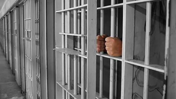 В Узбекистане мужчину приговорили к тюремному сроку за лайк который он поставил 6 лет назад в Одноклассниках Подсудимый отметил класс под религиозной лекцией Абдуллох домла Суд расценил это как распространение запрещённых материалов и квалифицировал по статье 244 1 УК РУз Подпишитесь и следите за актуальными новостями на нашем канале   telegram me joinchat AAAAAEEdc qam7052mnXKA