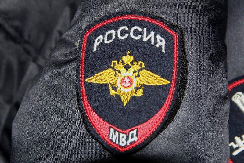 Полиция проверяет информацию об инциденте с участием машины скорой помощи во Владивостоке В ходе мониторинга социальных сетей полицейскими выявлена публикация о том, что во дворе дома на улице Русской между водителем скорой помощи и автомобилистом произошел словесный конфликт. По сообщению автора, мужчина требовал убрать машину скорой медицинской помощи, так как опаздывал на автомойку. По данному факту сотрудниками Госавтоинспекции УМВД России по городу Владивостоку проводится проверка. В настоящее время полицейскими устанавливаются личность и местонахождение автомобилиста, а также все обстоятельства происшествия. По результатам проверочных мероприятий будет принято законное и обоснованное решение.