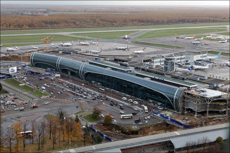 Названа дата проведения торгов аэропортом Домодедово 20 января ТАСС Заявки принимают с 13 января Начальная цена 132 3 млрд рублей Домодедово четвёртый по пассажиропотоку аэропорт в России Находится в Московской области Напомним аэропорт полностью взыскали в доход государства 17 июля Ранее он принадлежал бизнесмену Дмитрию Каменщику По версии Генпрокуратуры аэропорт находился под иностранным контролем РФ if market news