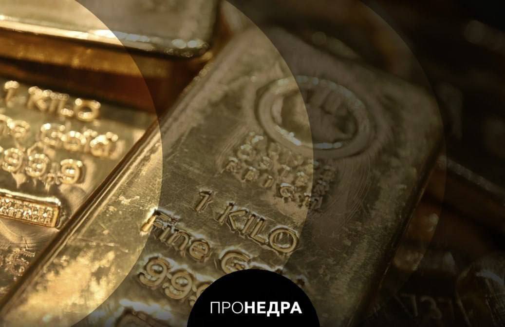 Акции Barrick взлетели после соглашения с Мали Акции горнодобывающей компании Barrick Mining взлетели до нового годового максимума после объявления об урегулировании спора с правительством Мали На торгах в Нью Йорке акции достигли отметки 39 02 доллара рыночная капитализация компании выросла до 62 млрд долларов Всего с начала года акции Barrick выросли более чем на 143 обогнав конкурентов Newmont и Agnico Eagle Mines Спор с Мали начался в 2023 году из за введения нового горнодобывающего кодекса который требовал от Barrick многомиллионных экономических льгот и налогов Ситуация обострилась в начале этого года когда малийское государство конфисковало золото Barrick что вынудило компанию приостановить деятельность На фоне этого конфликта компания Barrick ранее была вынуждена списать 1 млрд долларов дохода от своей деятельности в Мали   Пронедра Подписывайся