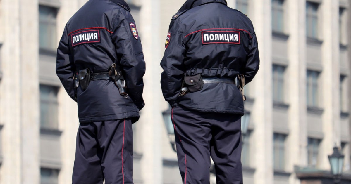 В России правоохранители арестовали пятерых узбекистанцев которые предположительно устроили стычку в историческом центре Санкт Петербурга в результате 23 летний мужчина обратился к стражам порядка и заявил что его с другом избили из за конфликта в магазине правоохранители выяснили что причиной конфликта стала узбекистанка работающая в местном магазине продавщицей стражи порядка арестовали подозреваемых заключили их под стражу и возбудили уголовное дело по статье за хулиганство