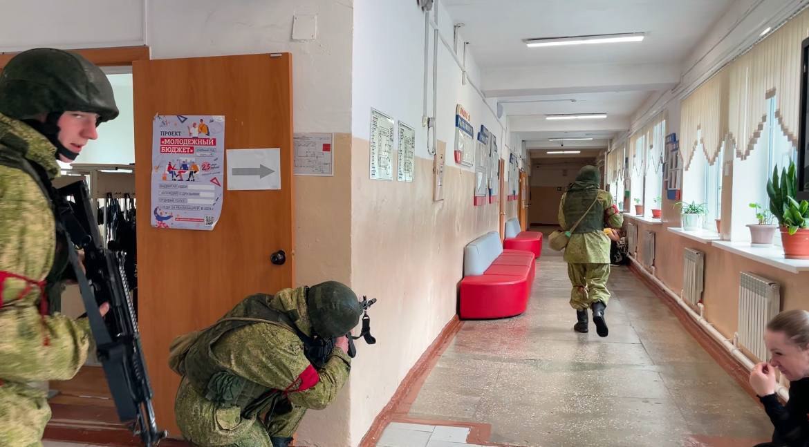 В курильских школах прошли учения по антитеррористической безопасности Так, сотрудники и ученики Горячеключевской средней школы показали слаженность действий в разных сценариях. Все справились с задачами, что подтверждает готовность школы к быстрым и эффективным мерам в случае реальной угрозы. В Буревестниковской школе эвакуация прошла организованно и оперативно. Это также говорит о высокой степени готовности школы к любым внештатным ситуациям, слаженной работе педагогического коллектива и ответственном отношении учеников к правилам безопасности. Всероссийские учения по антитеррористической защищенности организованы по указанию президента РФ Владимира Путина для выработки единого подхода к обеспечению безопасности образовательных организаций. Они не только повышают уровень готовности всех участников образовательного процесса к нештатным ситуациям, но и помогают отработать алгоритмы действий и укрепить взаимодействие с экстренными службами. Фото МБОУ СОШ с. Горячие Ключи и МБОУ СШ села Буревестник