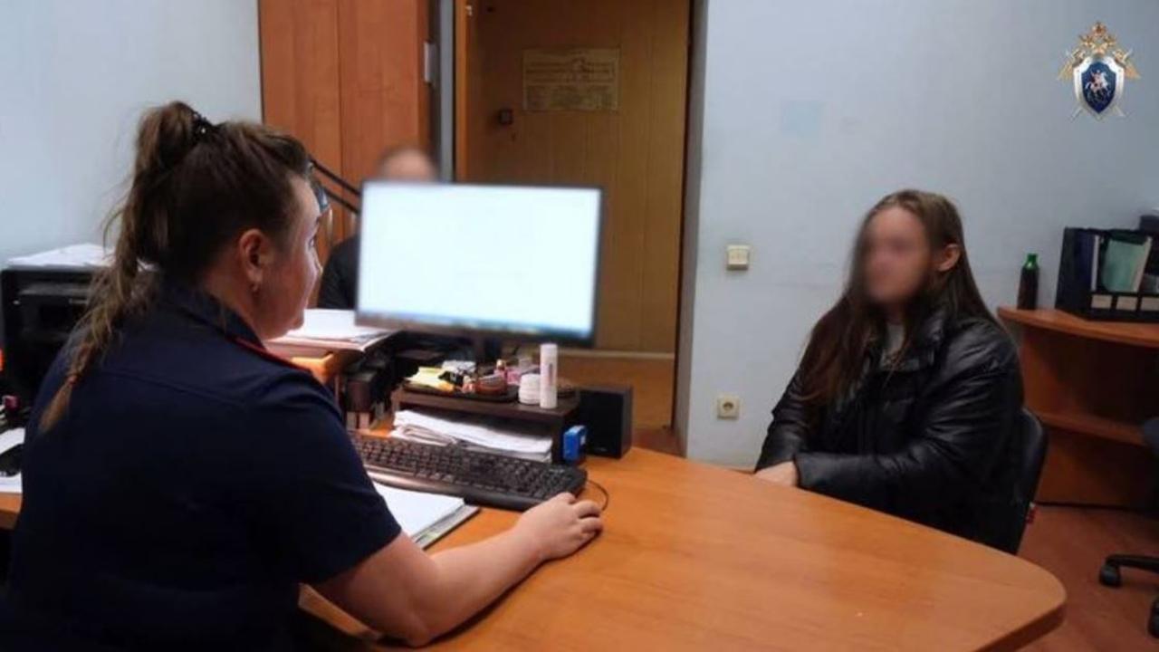 В Перми у Слудской церкви 30 летняя женщина избила мужчину битой после конфликта возникшего из за его оскорблений По данным следствия потерпевший был другом её сожителя и ранее имел ссору с женщиной которую не урегулировал Когда мужчина отказался извиняться она пригласила его к храму и нанесла удары по голове и телу Пострадавшего госпитализировали с тяжкими травмами Женщина самостоятельно пришла в следственный отдел и написала явку с повинной Бита изъята экспертизы завершены материалы переданы в суд Подпишитесь на нас в ТГ MAX ВК Прислать материал